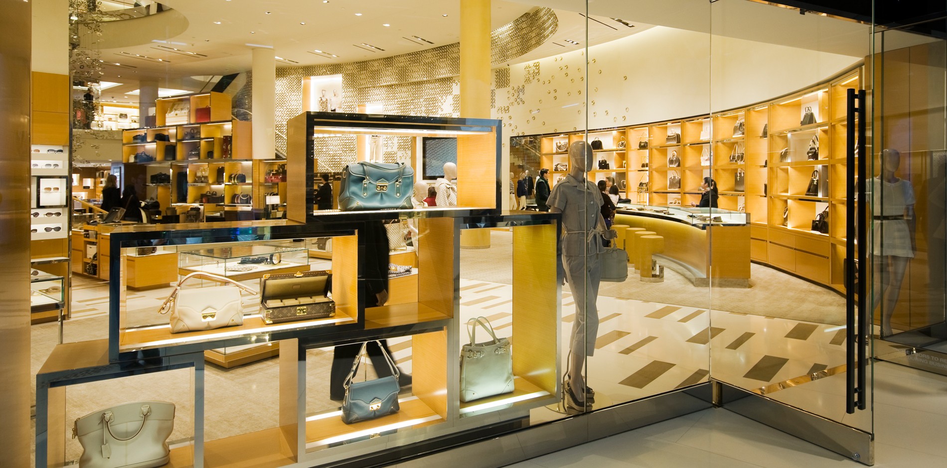 Louis Vuitton opens new store in Las Vegas - MANINTOWN