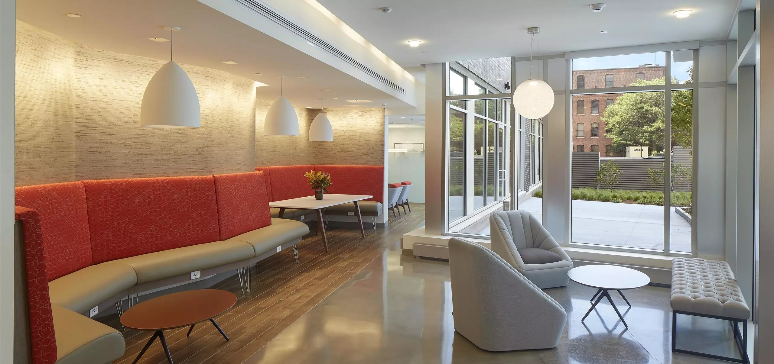 Communal sitting areas and dining area at River House Apartments