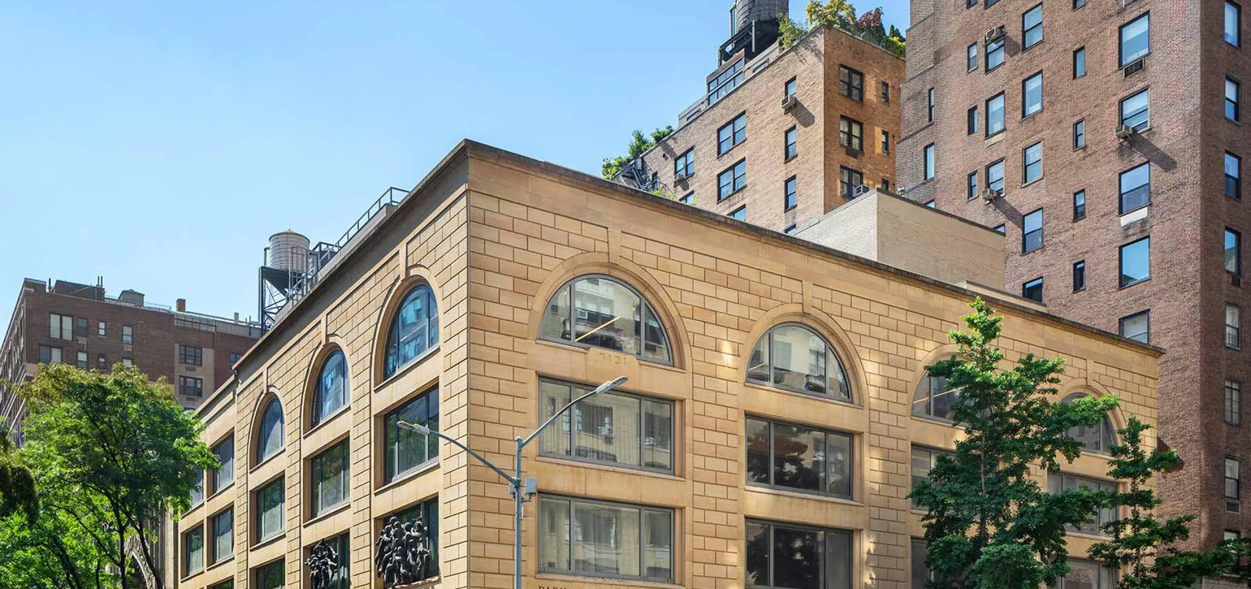 Exterior street view of Park Avenue Synagogue