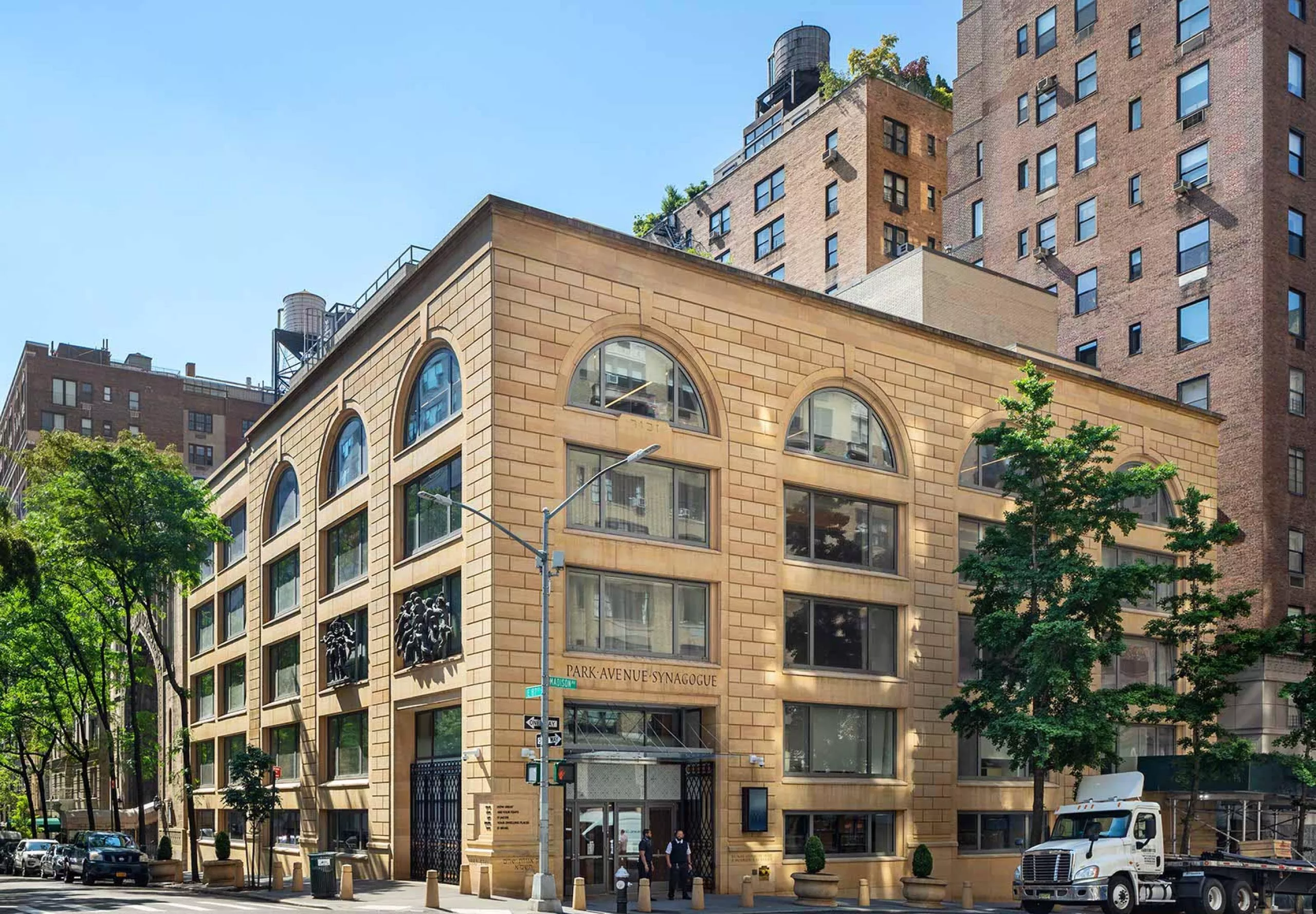 Exterior street view of Park Avenue Synagogue