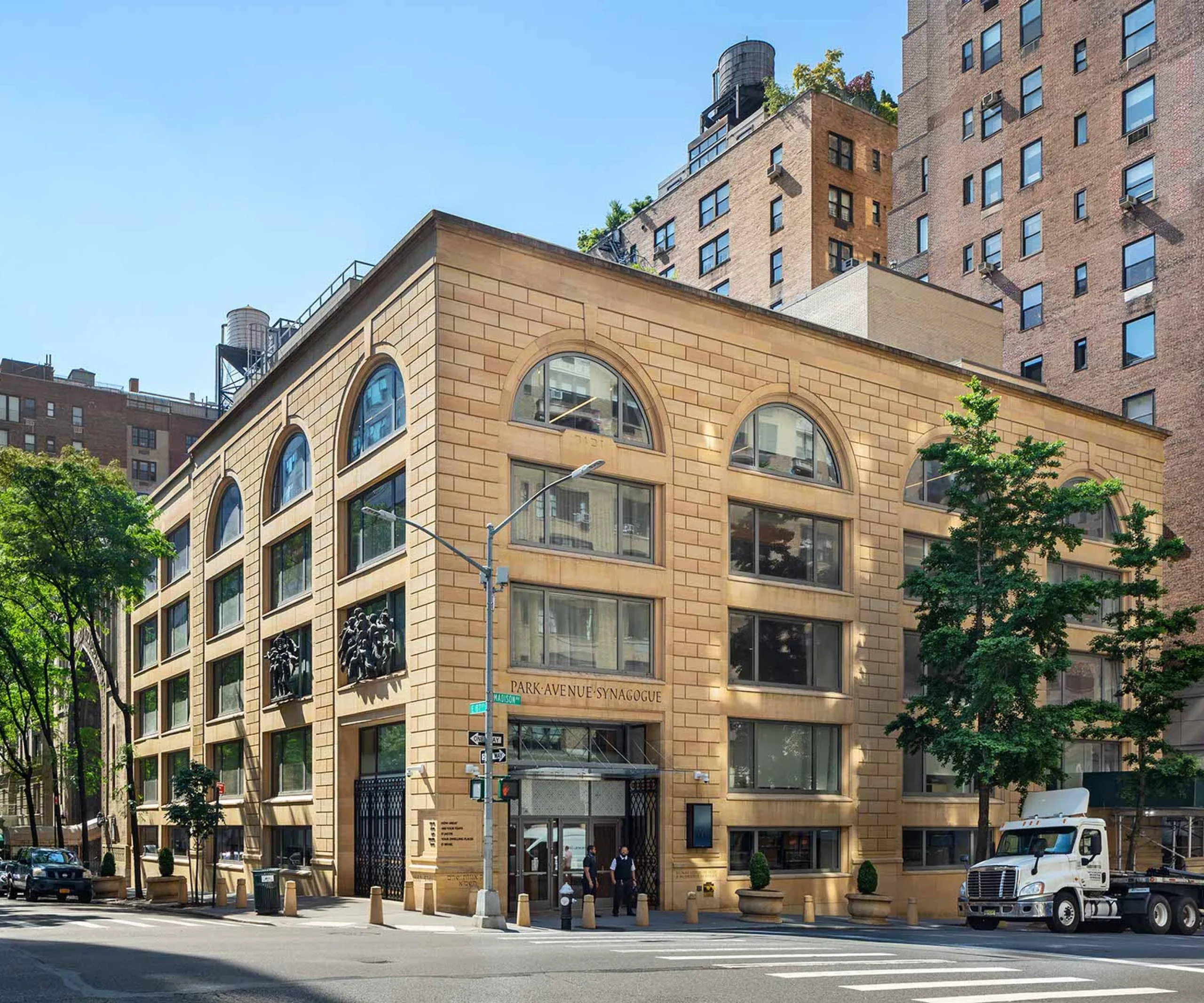 Exterior street view of Park Avenue Synagogue